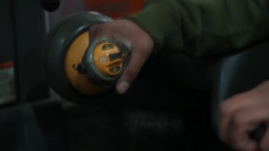 operatörün el makinenin kontrol sopa