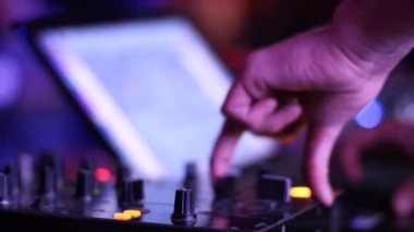 DJ parti sırasında 