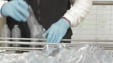 montaj hattı üzerinde şeffaf plastik şişeler