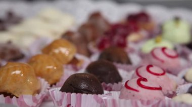 Çikolatalı kek dekore edilmiş