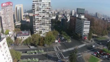 işlek cadde ve reklam panoları