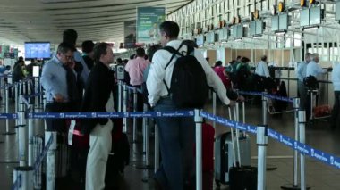 Havaalanı hattında bekleyen