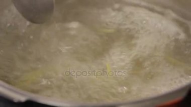 Spagetti ile kaynar su