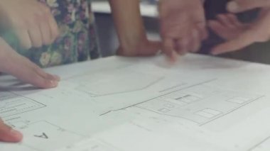 Planları çizim üzerinde eller