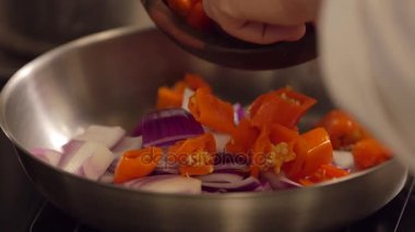 Şef yemek hazırlar