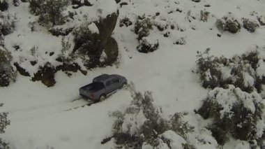 Karlı tepe üzerinde kamyon