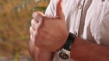 adamın elleri süre konuşmak ve sinyal