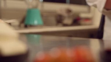 Şef'in el bir kâse soğan yerleştirme