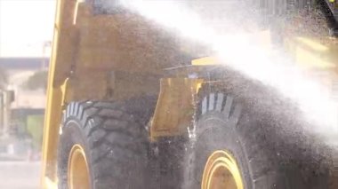 su madenciliği damperli kamyon yıkar 