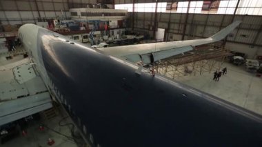 Hangarda büyük uçak