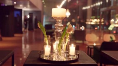 Mumlar ve çiçekler Resepsiyon alanı süslemek 