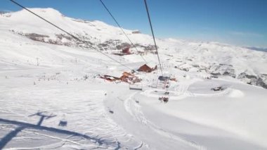 Yamaç aşağı skiier