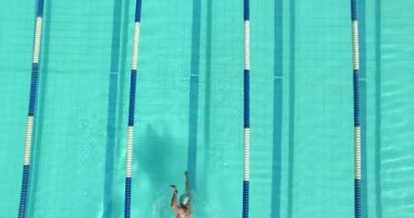 havuzda yüzme yüzücü