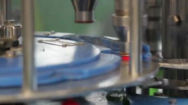 kaplarda yerleştirilen kapaklar