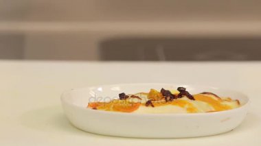 Beyaz soslu makarna alarak çatal