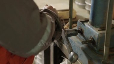 Bir çalışan özel bir makine kolu döner