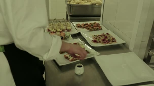 Canapés colocados en placas — Vídeos de Stock