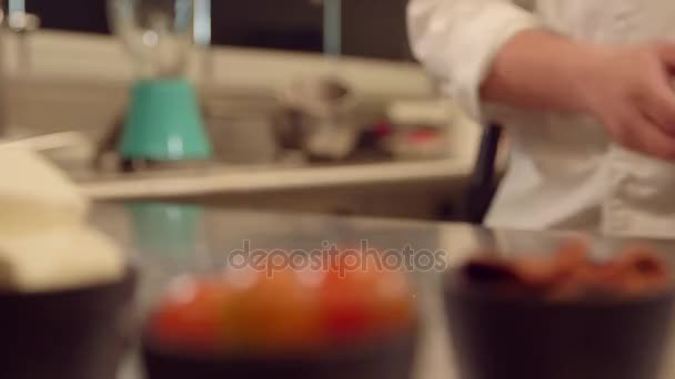 Шеф-повар кладет чашу с измельченной курицей — стоковое видео