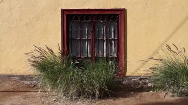 Окно загородного дома — стоковое видео