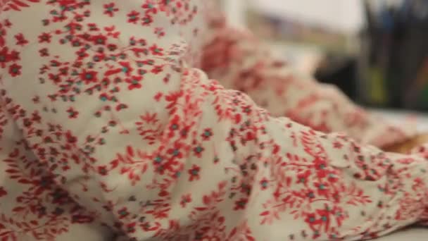 femme tapant sur le clavier