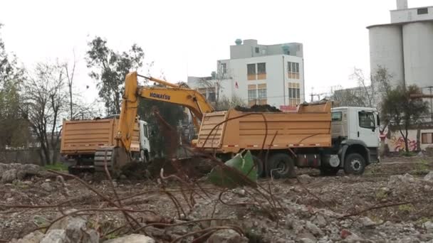 Escavadeira no canteiro de obras — Vídeo de Stock