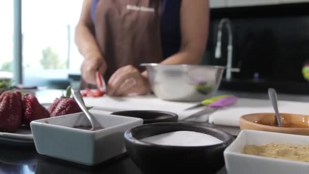 Chef cortando morangos — Vídeo de Stock