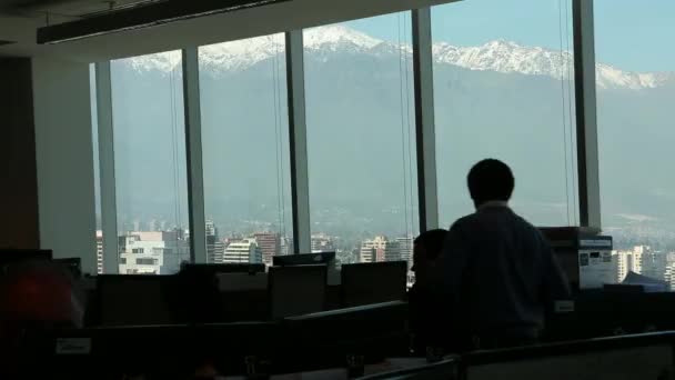 Angajații care lucrează la birourile lor — Videoclip de stoc