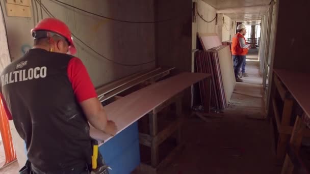Werknemers in de bouw in de gangen — Stockvideo