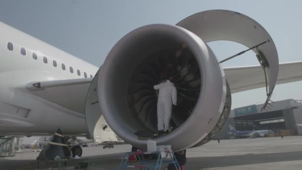 Avión estacionado en la pista — Vídeo de stock