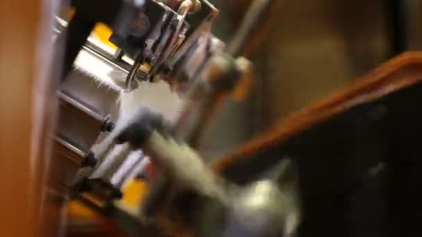 Machine au travail dans une usine industrielle . — Video