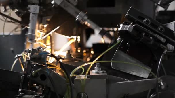 Maschine zur Herstellung von Federn in einer Fabrik — Stockvideo