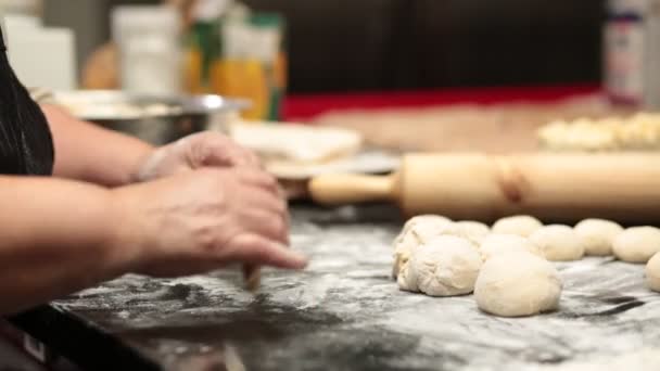 Pessoa que faz pão — Vídeo de Stock