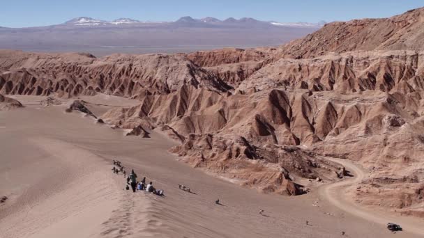 Menschen beim Sandbrettmachen in der Atacama-Wüste — Stockvideo