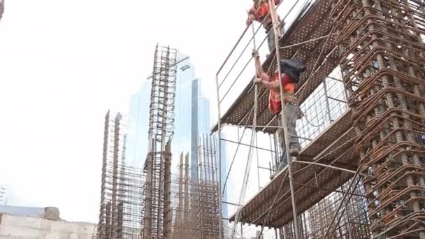 Trabajadores de la construcción — Vídeo de stock