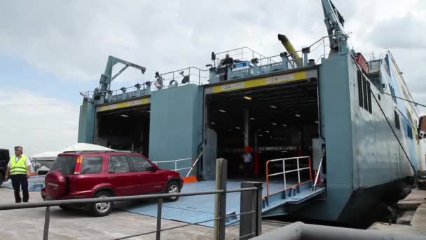 Auto invoeren van veerboot op docking pier — Stockvideo