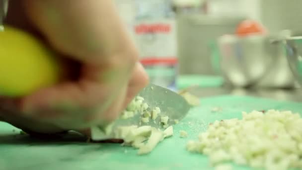 Шеф-повар нарезает сыр — стоковое видео