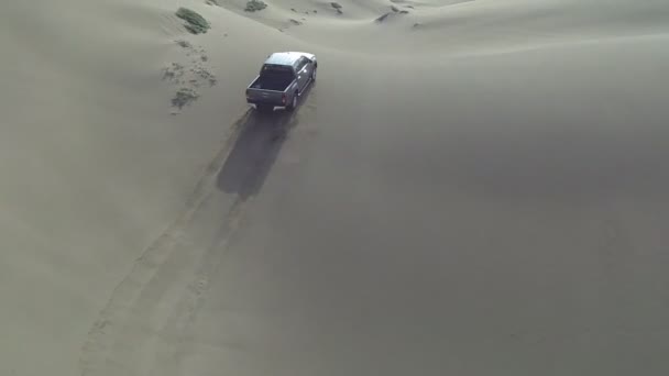 Вантажівка на піщані дюни — стокове відео