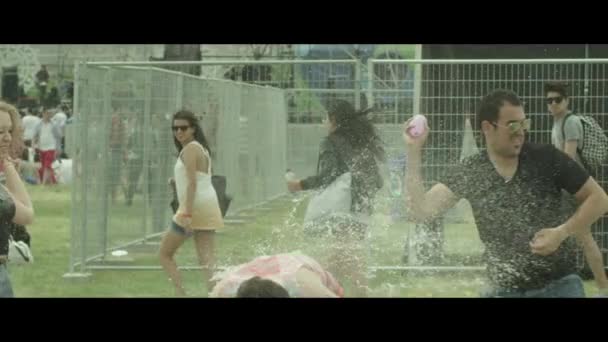 Люди играют на поле с водяными шарами — стоковое видео