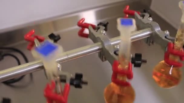Manuseio de máquina tubos de ensaio em laboratório — Vídeo de Stock