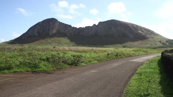 Estrada da ilha com colina — Vídeo de Stock