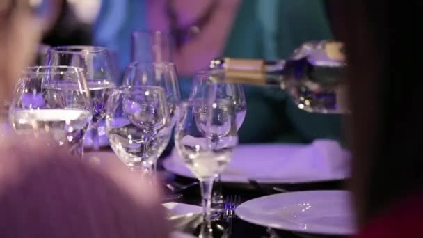 Vinho branco derramado em vidro — Vídeo de Stock