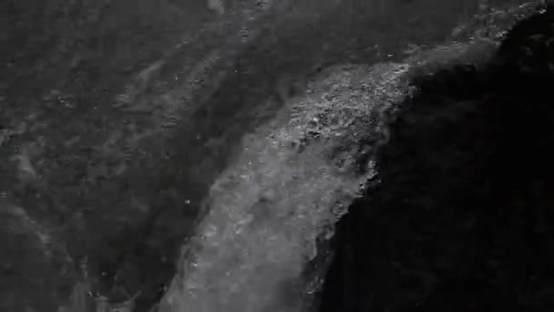 Течія річки з піною — стокове відео