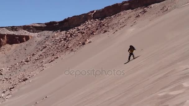 Mensen doen sandboarden in Atacama woestijn — Stockvideo