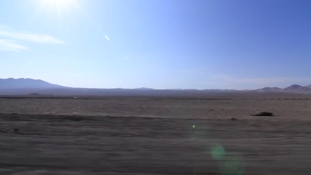 Camino del desierto y montañas — Vídeo de stock