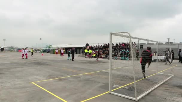 Sportsmen juega en el campo de fútbol — Vídeo de stock