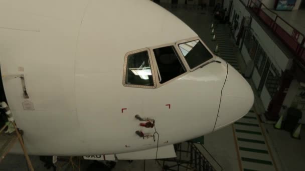Ремонт кабины самолета — стоковое видео