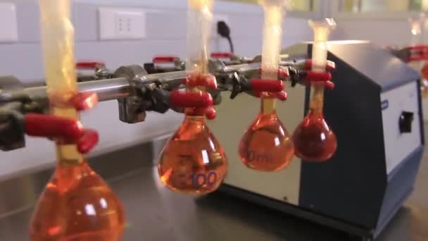 Manejo de máquinas tubos de ensayo en laboratorio — Vídeos de Stock