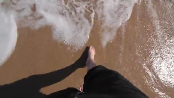Hombre caminando en la orilla del mar — Vídeo de stock