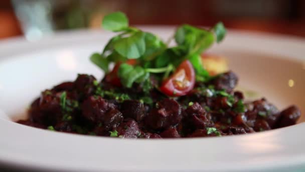 Comida gourmet en plato — Vídeo de stock