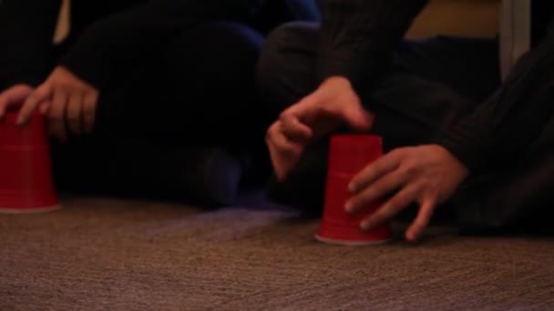 Люди играют с чашками — стоковое видео